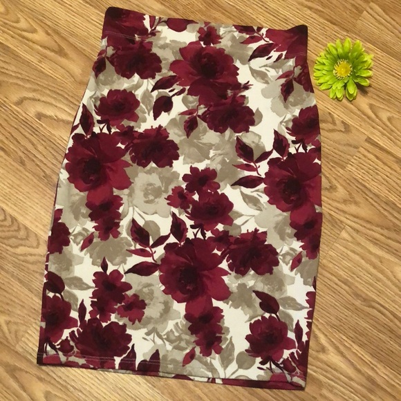 Honey and Lace Dresses & Skirts - 💋Sexy Honey&Lace Floral Pencil Skirt💋